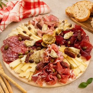 Platou mix cu branzeturi si carnuri, pentru 10 persoane