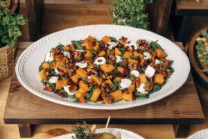 Read more about the article Catering gourmet pentru evenimente mici: de la ședințe de echipă la seri cu prietenii