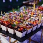 Catering gourmet pentru evenimentele verii: gustul care aduce oamenii împreună