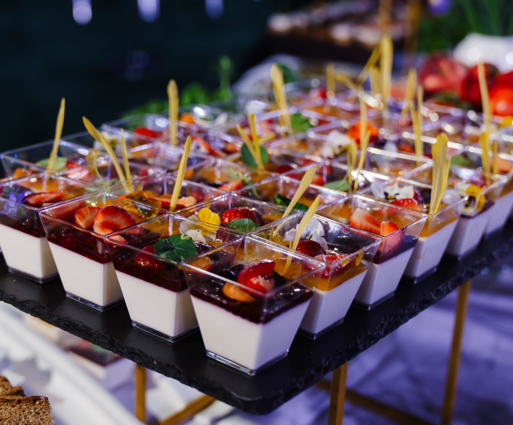 Read more about the article Catering gourmet pentru evenimentele verii: gustul care aduce oamenii împreună
