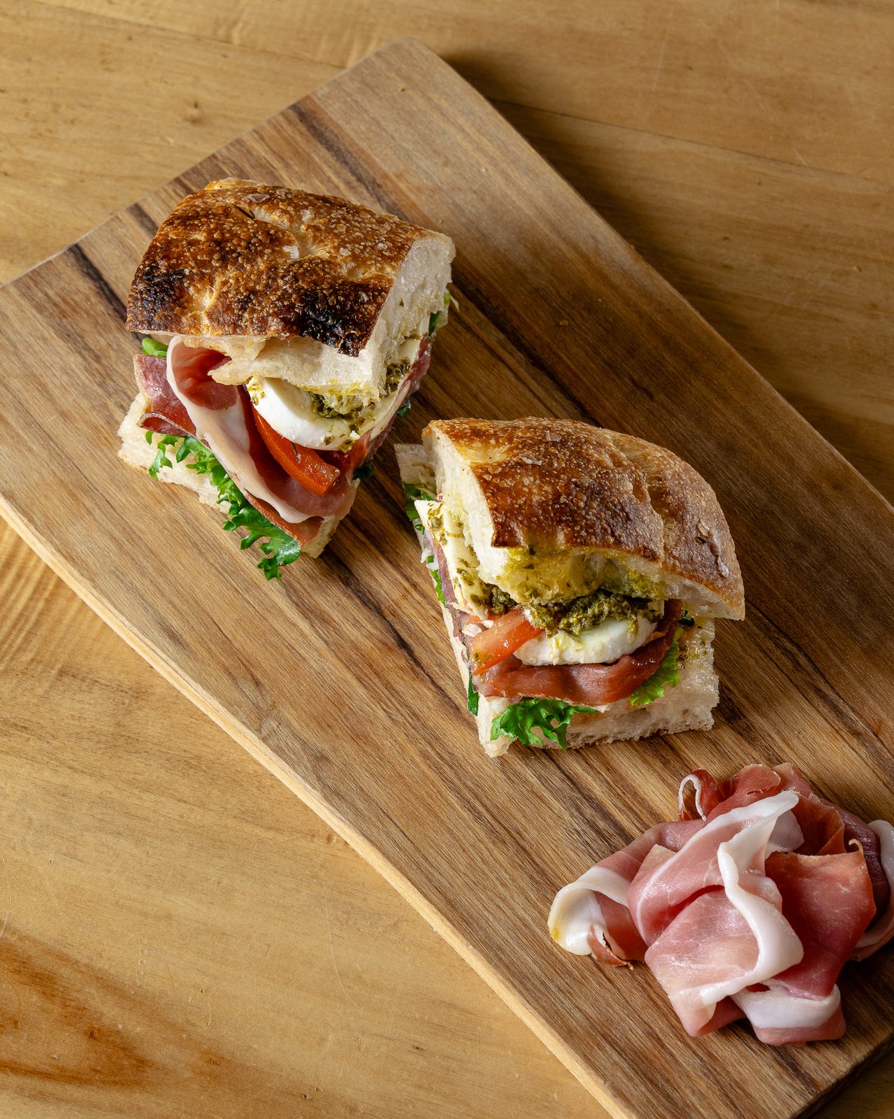 Panino pe ciabatta cu Prosciutto di Parma DOP, Mozzarella di Bufala Campana DOP și pesto genovez