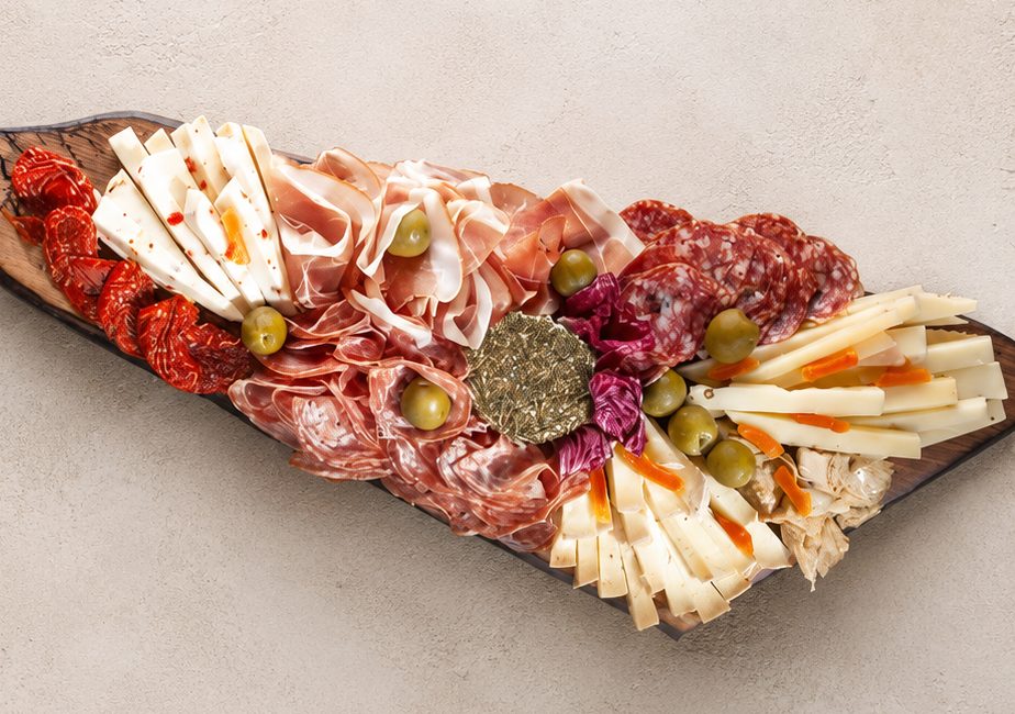 Detaliu cu un platou de mezeluri și brânzeturi artizanale italiene pentru catering