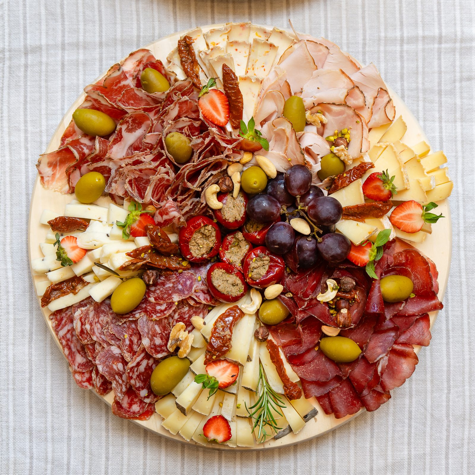 Platou de catering cu mezeluri italiene, brânzeturi și măsline, pregătit pentru evenimente
