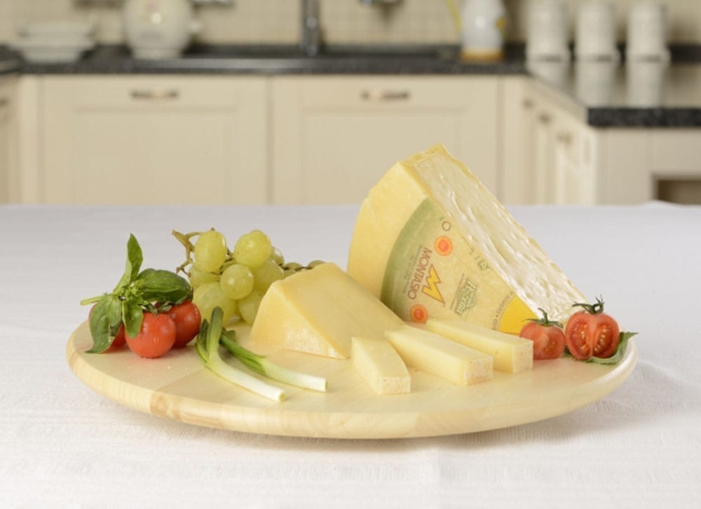 Montasio Fresco DOP, 1 kg 3 Branza DOP din lapte de vaca